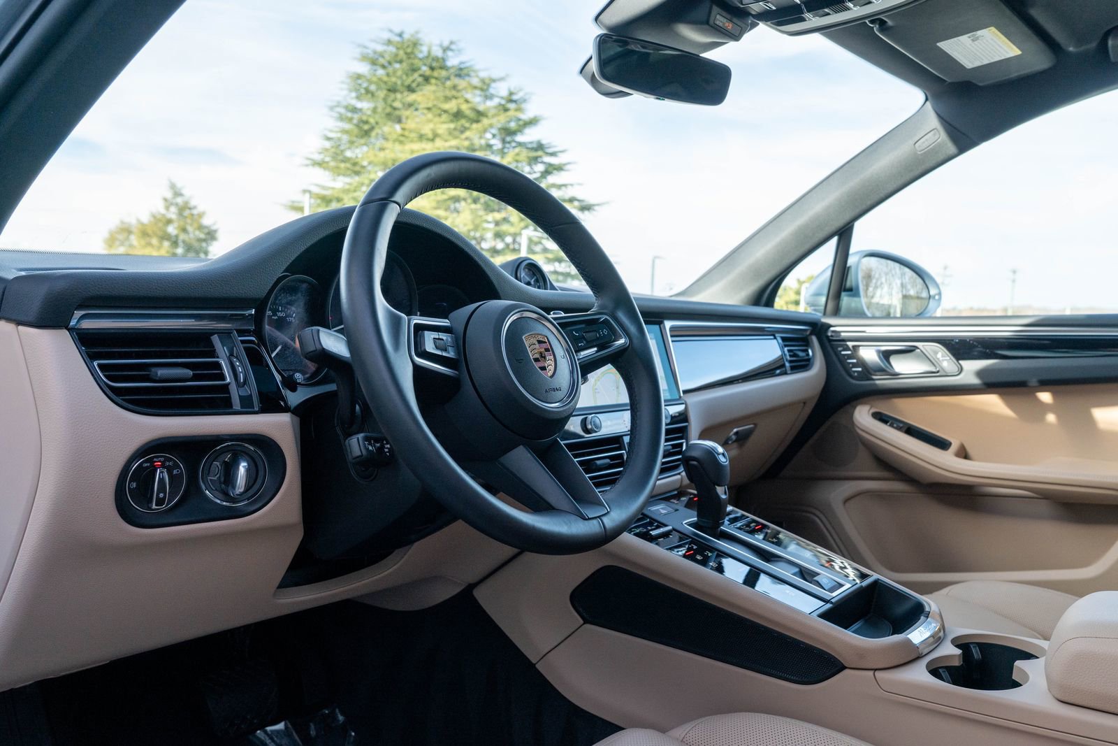 Certified 2025 Porsche Macan image 4