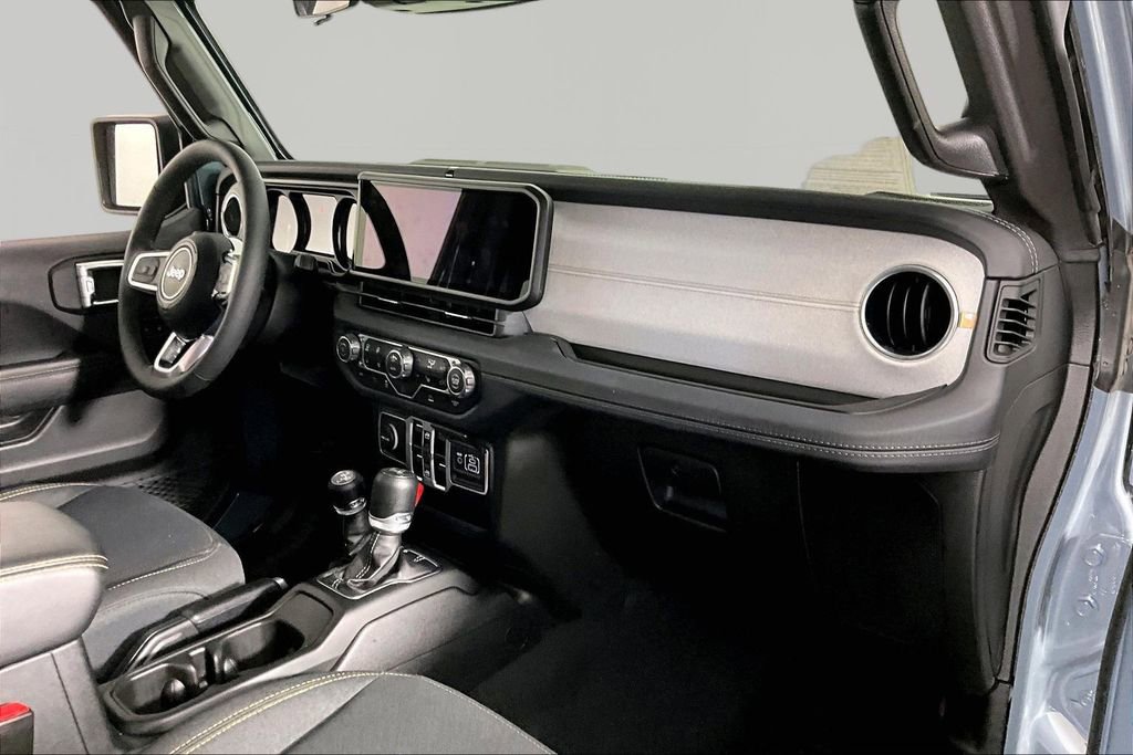 Used 2025 Jeep Wrangler Unlimited Sahara AWD/4WD image 24