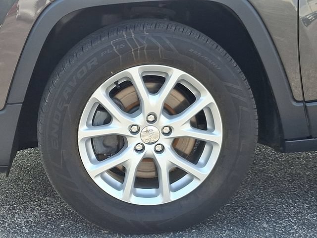 Used 2016 Jeep Cherokee Latitude w/ Safety/Convenience Group AWD/4WD image 28