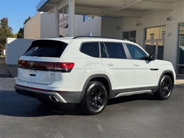 Used 2024 Volkswagen Atlas Peak Edition SE image 3