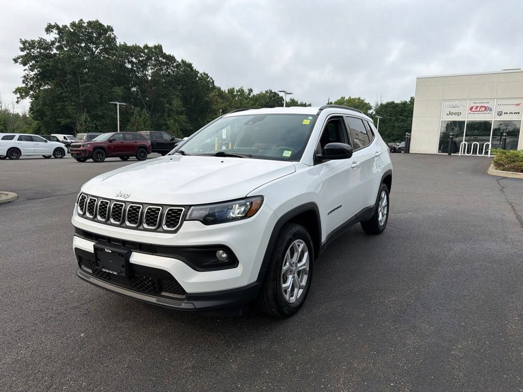 Used 2024 Jeep Compass Latitude AWD/4WD image 8