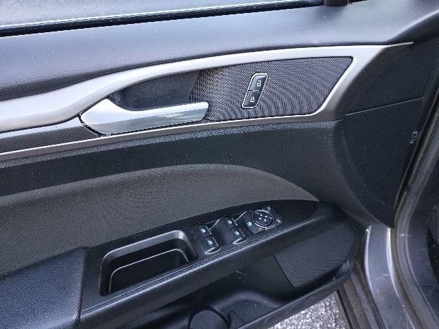 Used 2017 Ford Fusion SE w/ Equipment Group 201A FWD image 9