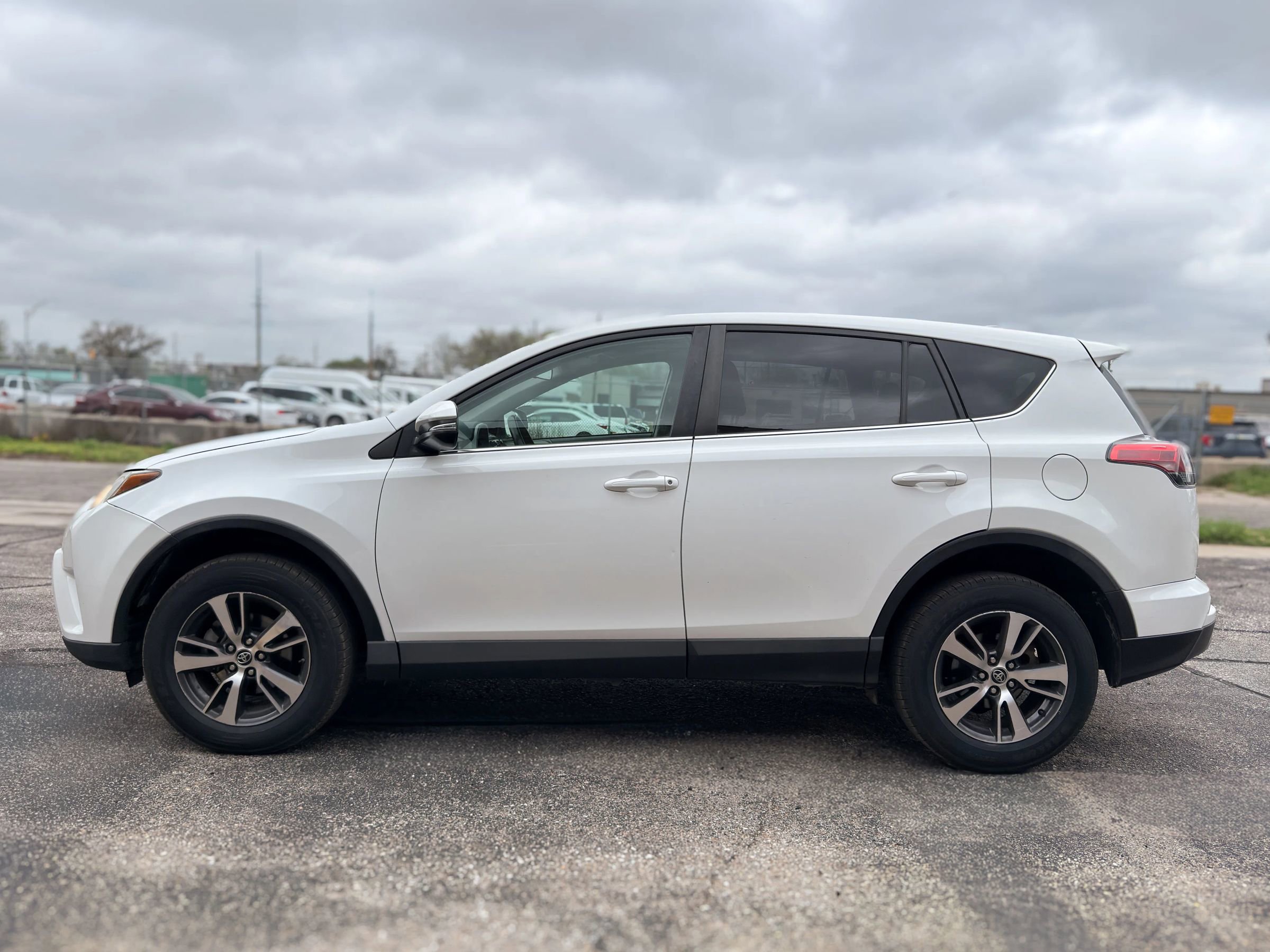 Used 2018 Toyota RAV4 XLE FWD image 4