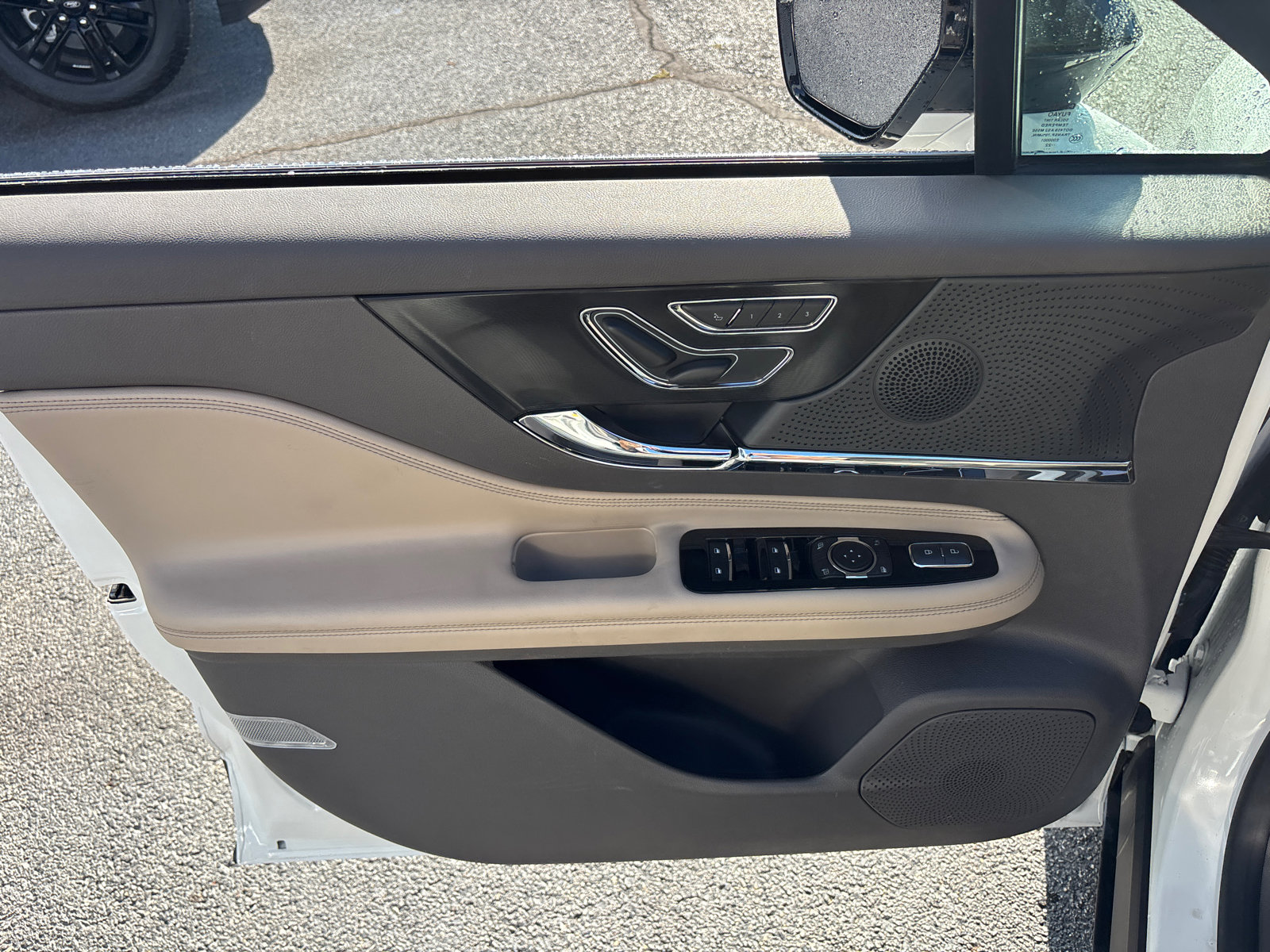 Certified 2023 Lincoln Corsair AWD image 11