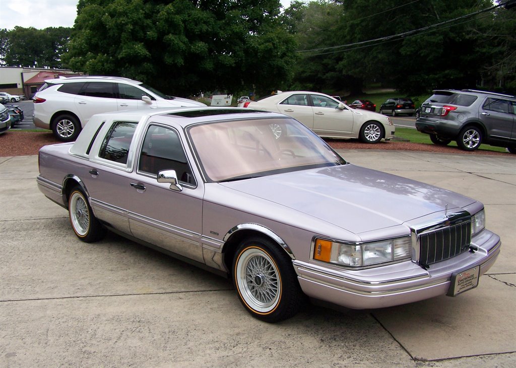 Used 1991 Lincoln Town Car Signature RWD image 3