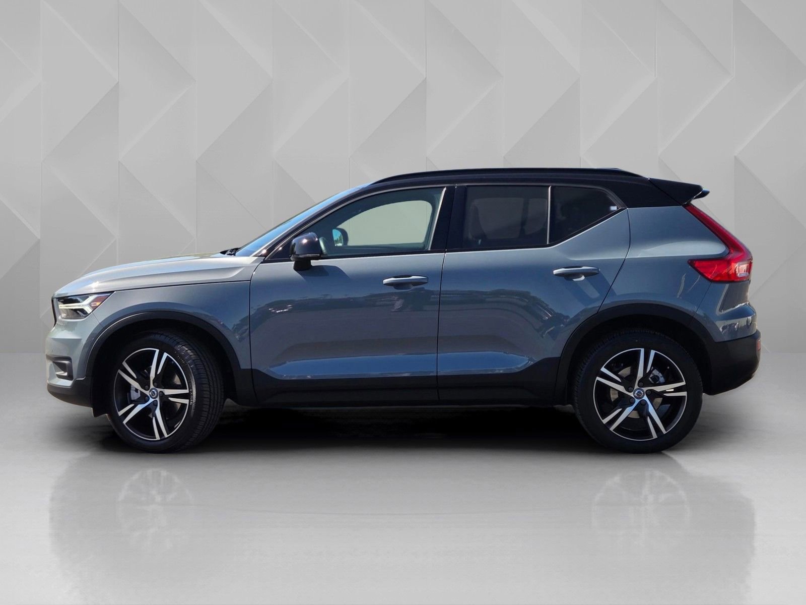Used 2021 Volvo XC40 T4 R-Design w/ Advanced Package image 3