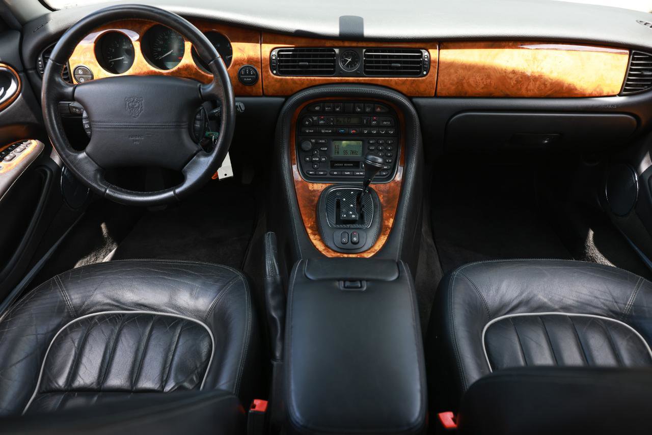 Used 2002 Jaguar XJ8 RWD image 21