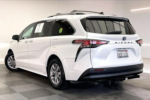 Used 2022 Toyota Sienna XLE w/ XLE Plus Package FWD image 10