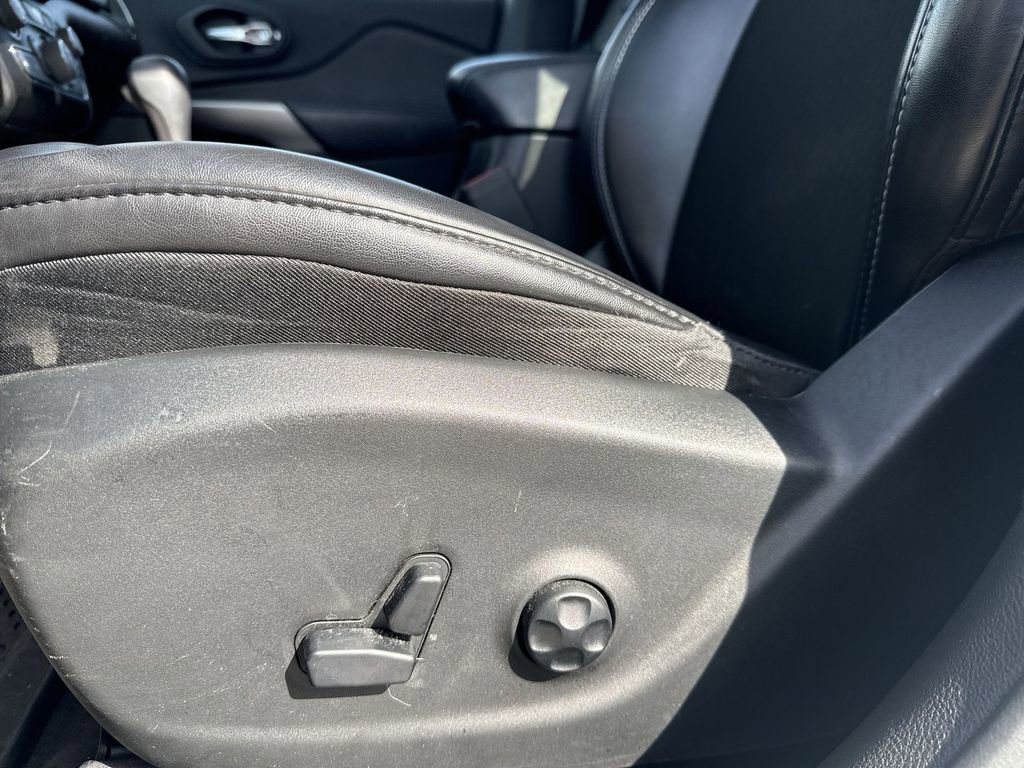 Used 2019 Jeep Cherokee Latitude Plus w/ Cold Weather Group AWD/4WD image 14