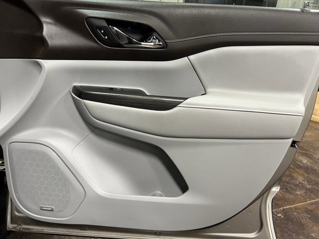 Used 2023 GMC Acadia SLT w/ Preferred Package image 31