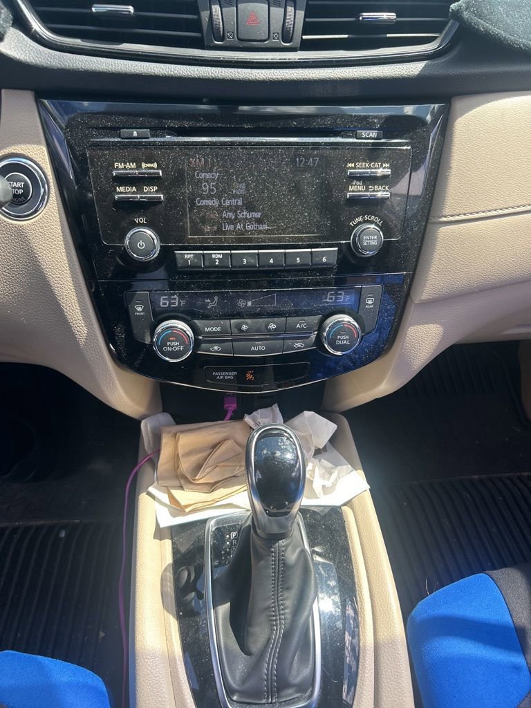 Used 2017 Nissan Rogue SV image 3