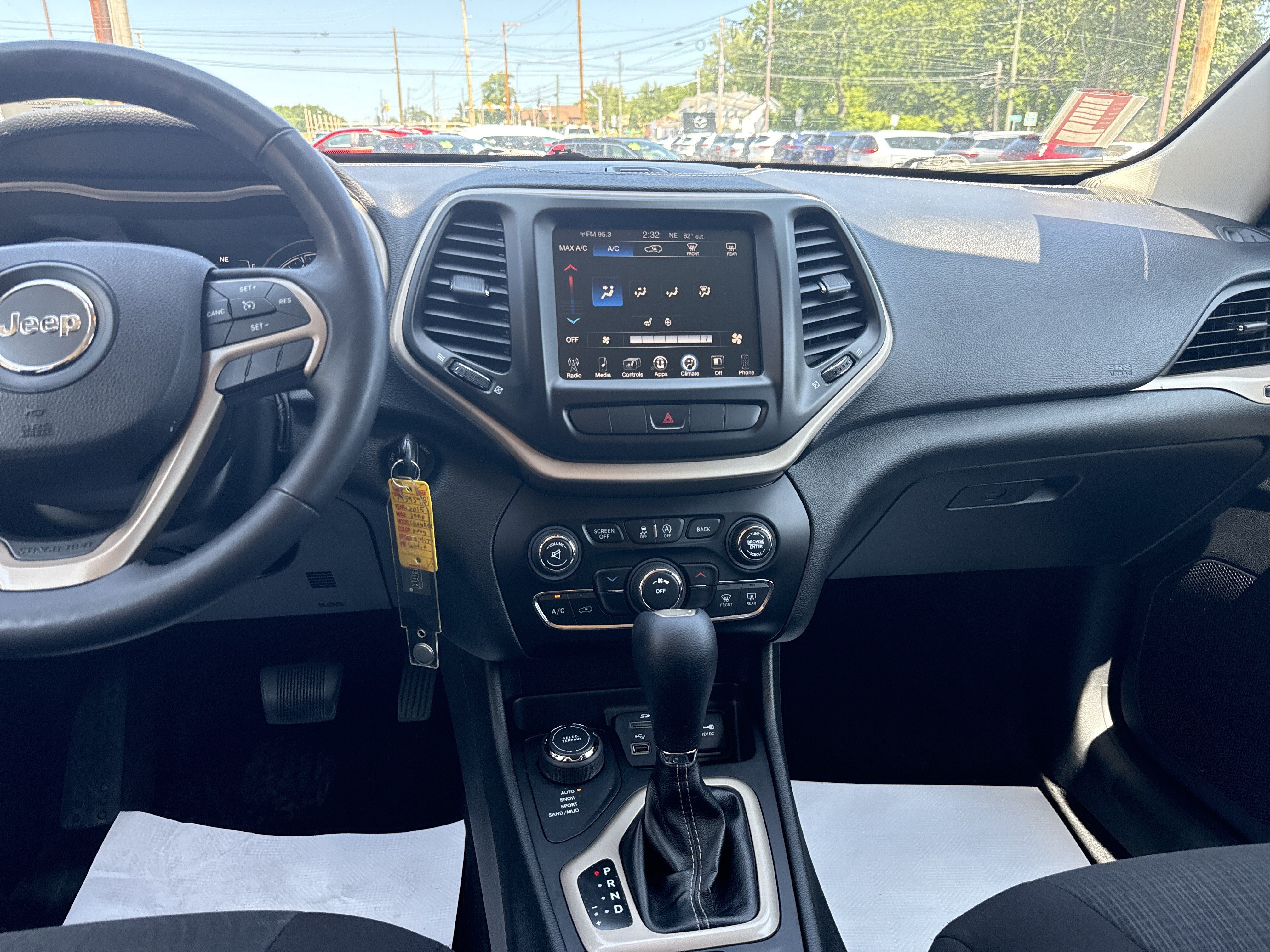 Used 2015 Jeep Cherokee Latitude w/ Cold Weather Group AWD/4WD image 24