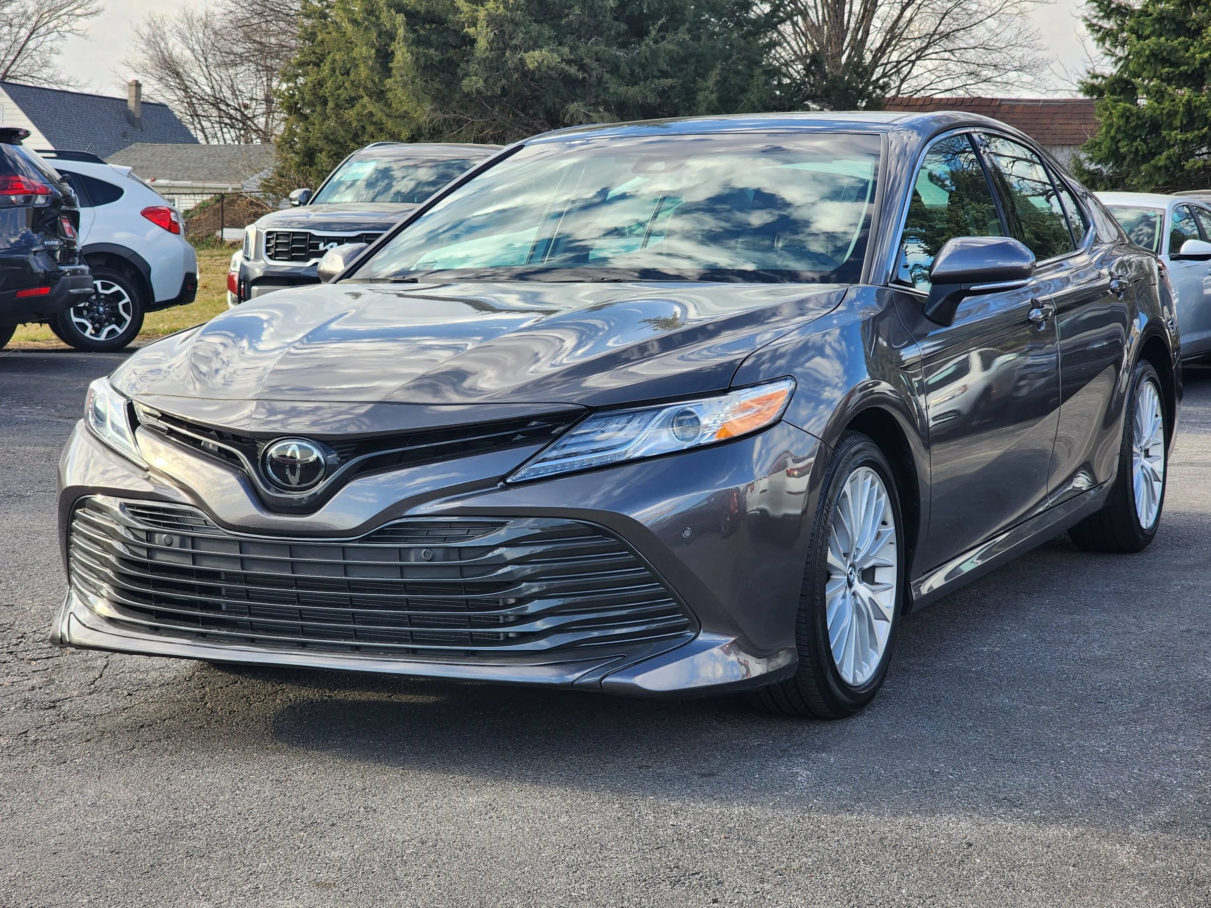Used 2018 Toyota Camry XLE FWD image 3
