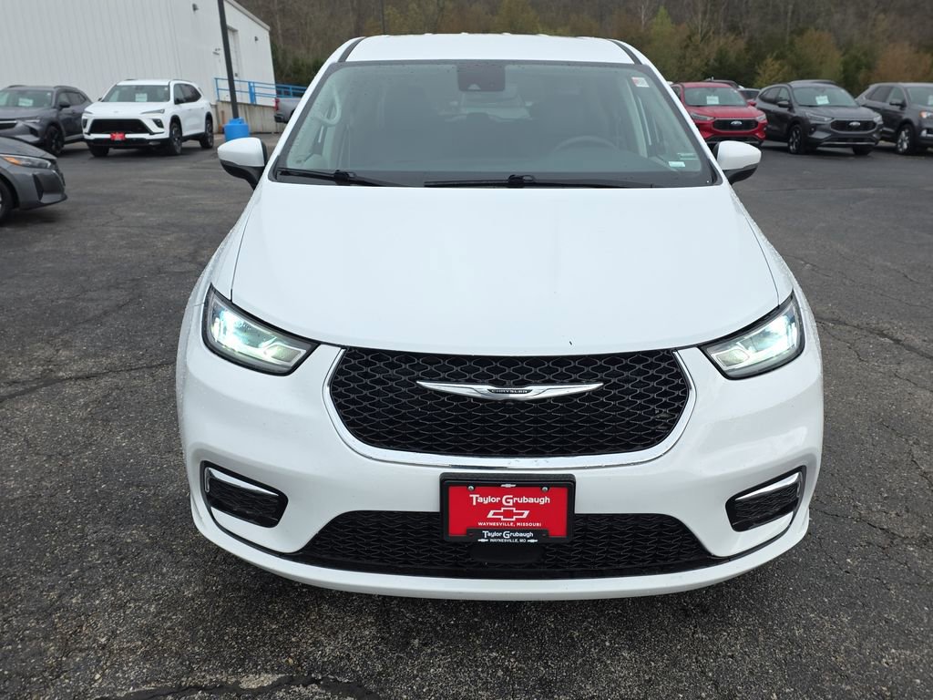 Used 2023 Chrysler Pacifica Touring-L image 3