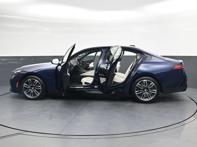 New 2027 BMW 550e xDrive AWD/4WD image 38