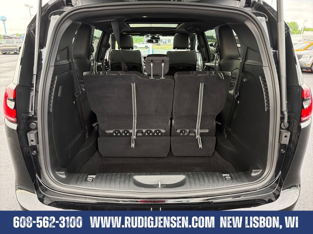 Used 2026 Chrysler Pacifica Limited FWD image 23