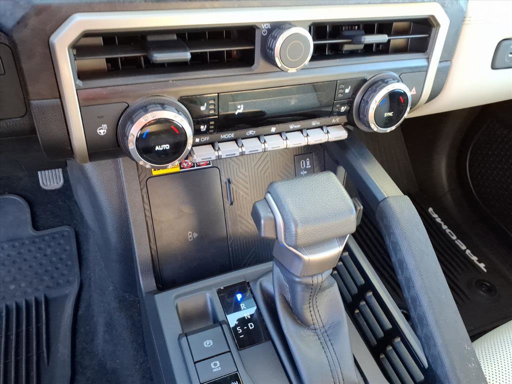 Used 2024 Toyota Tacoma Limited w/ Limited Package (LT) image 32