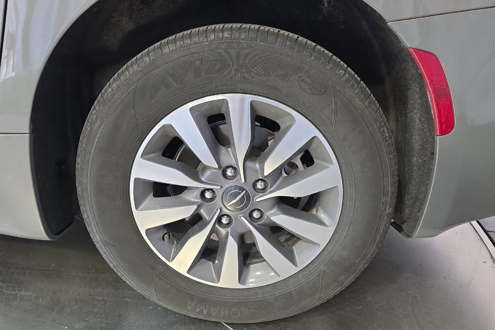 Used 2023 Chrysler Pacifica Touring-L FWD image 12