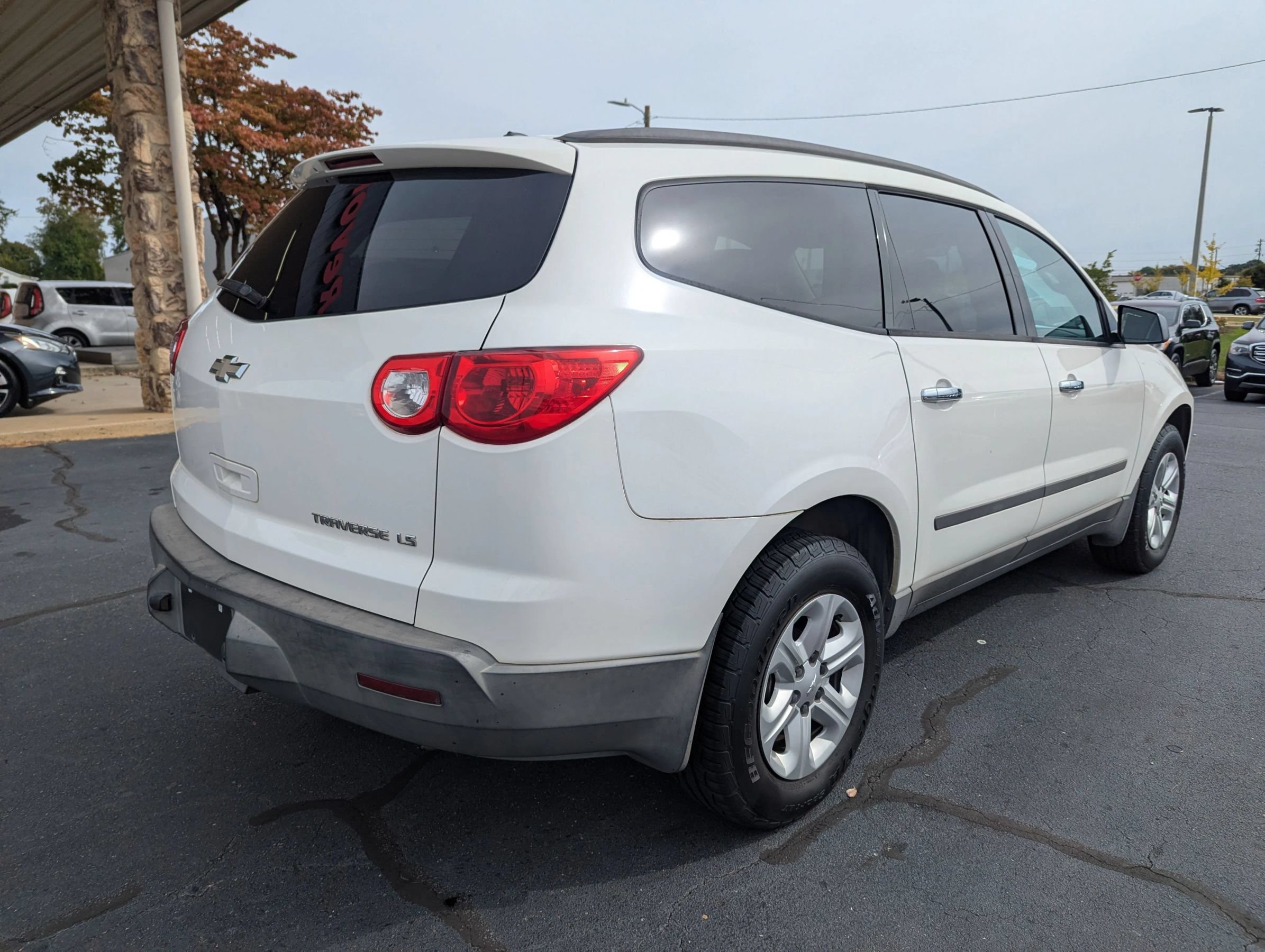 Used 2011 Chevrolet Traverse LS FWD image 7