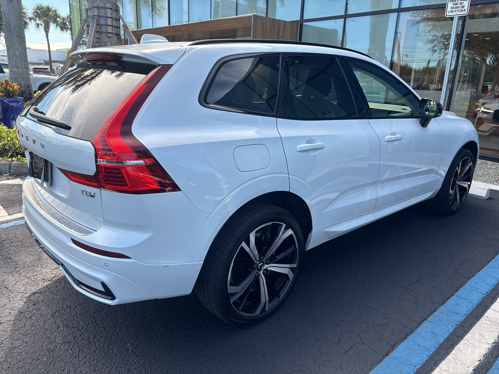 Certified 2025 Volvo XC60 T8 Ultra w/ Protection Package Premier AWD/4WD image 4