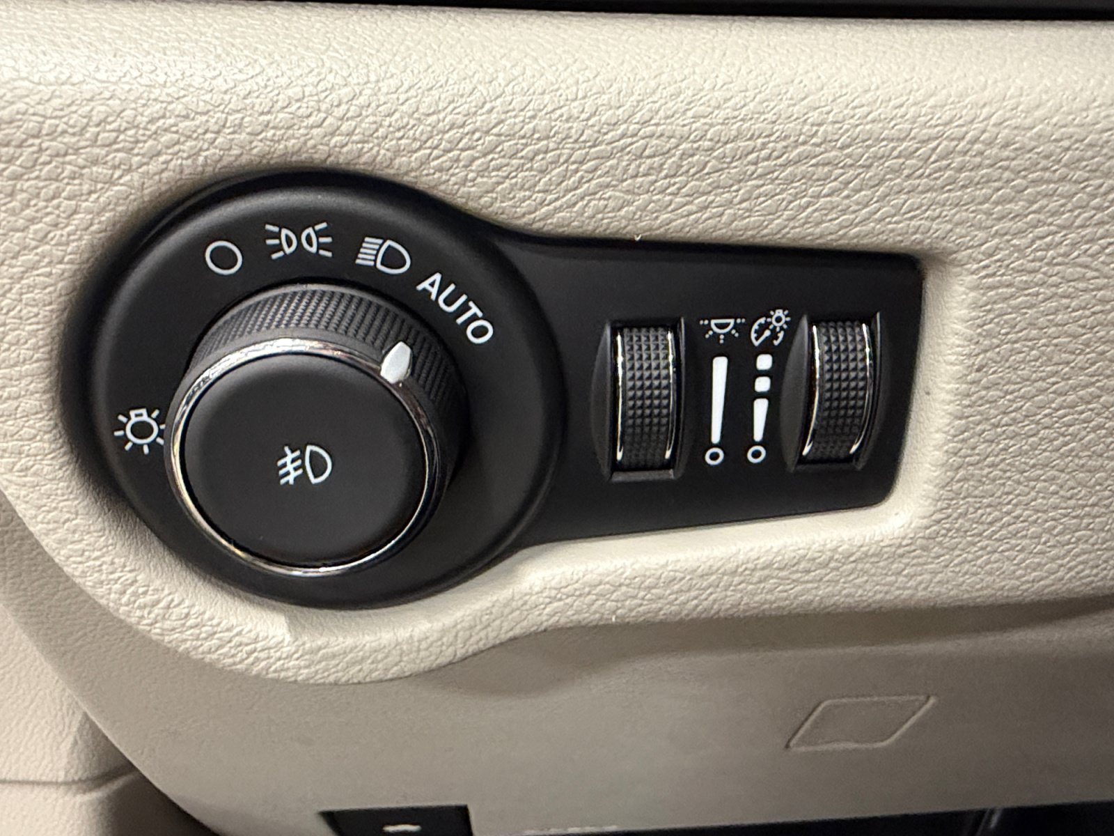 Used 2024 Chrysler Pacifica Touring-L FWD image 27