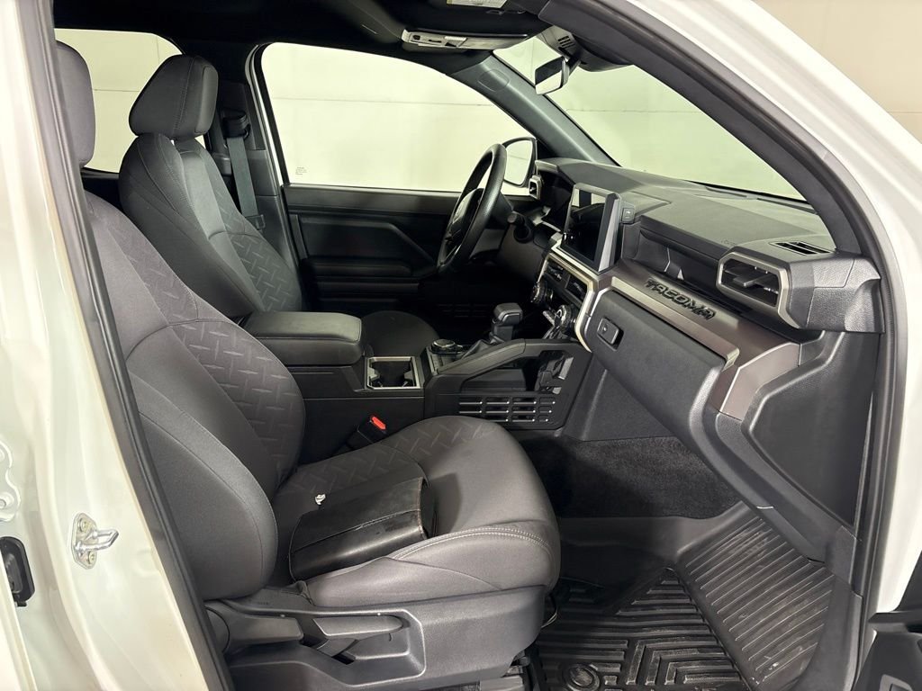 Used 2025 Toyota Tacoma SR5 AWD/4WD image 17