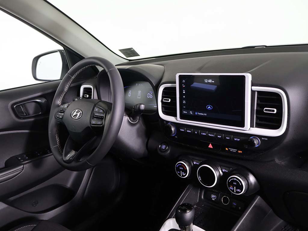 Certified 2024 Hyundai Venue Limited FWD image 30