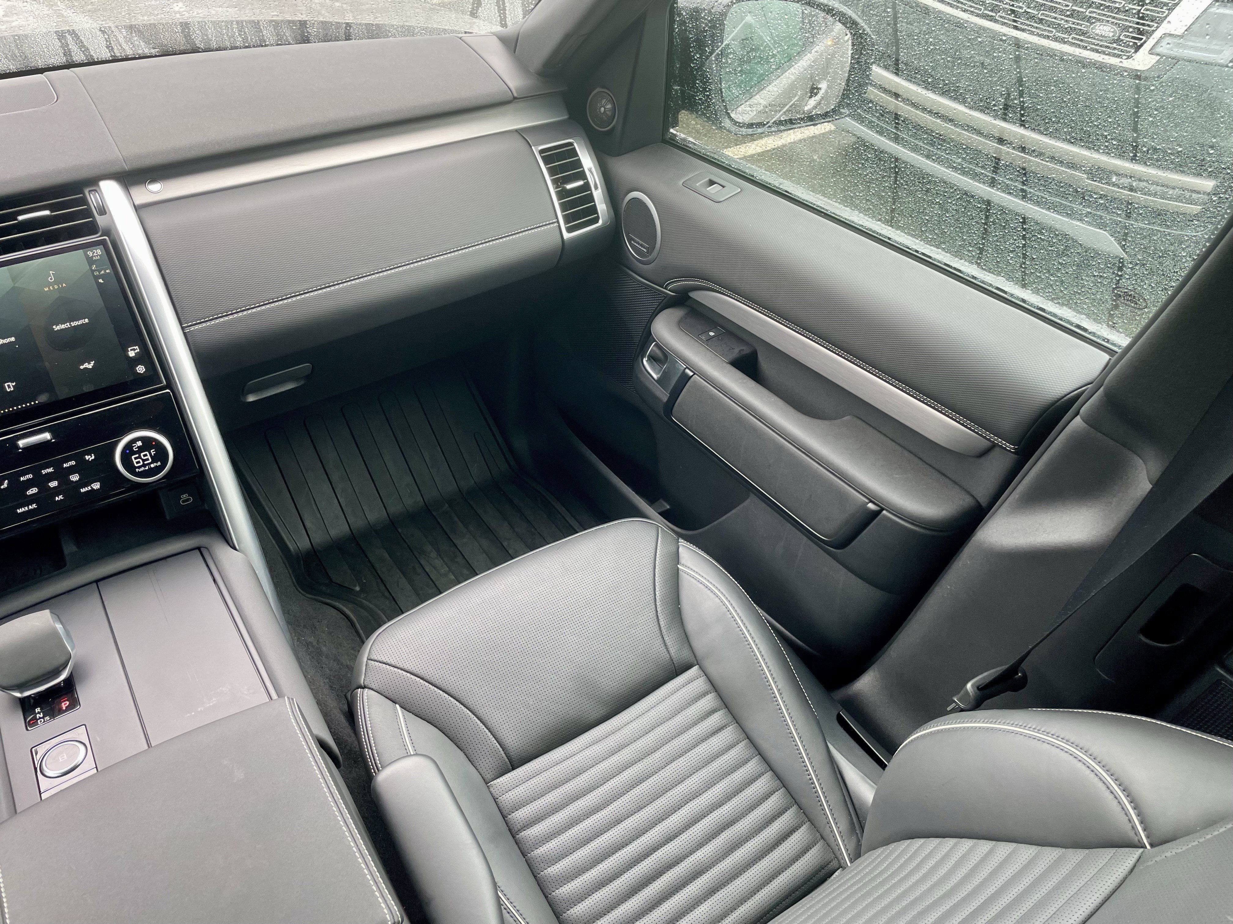 Certified 2024 Land Rover Discovery Dynamic SE image 18