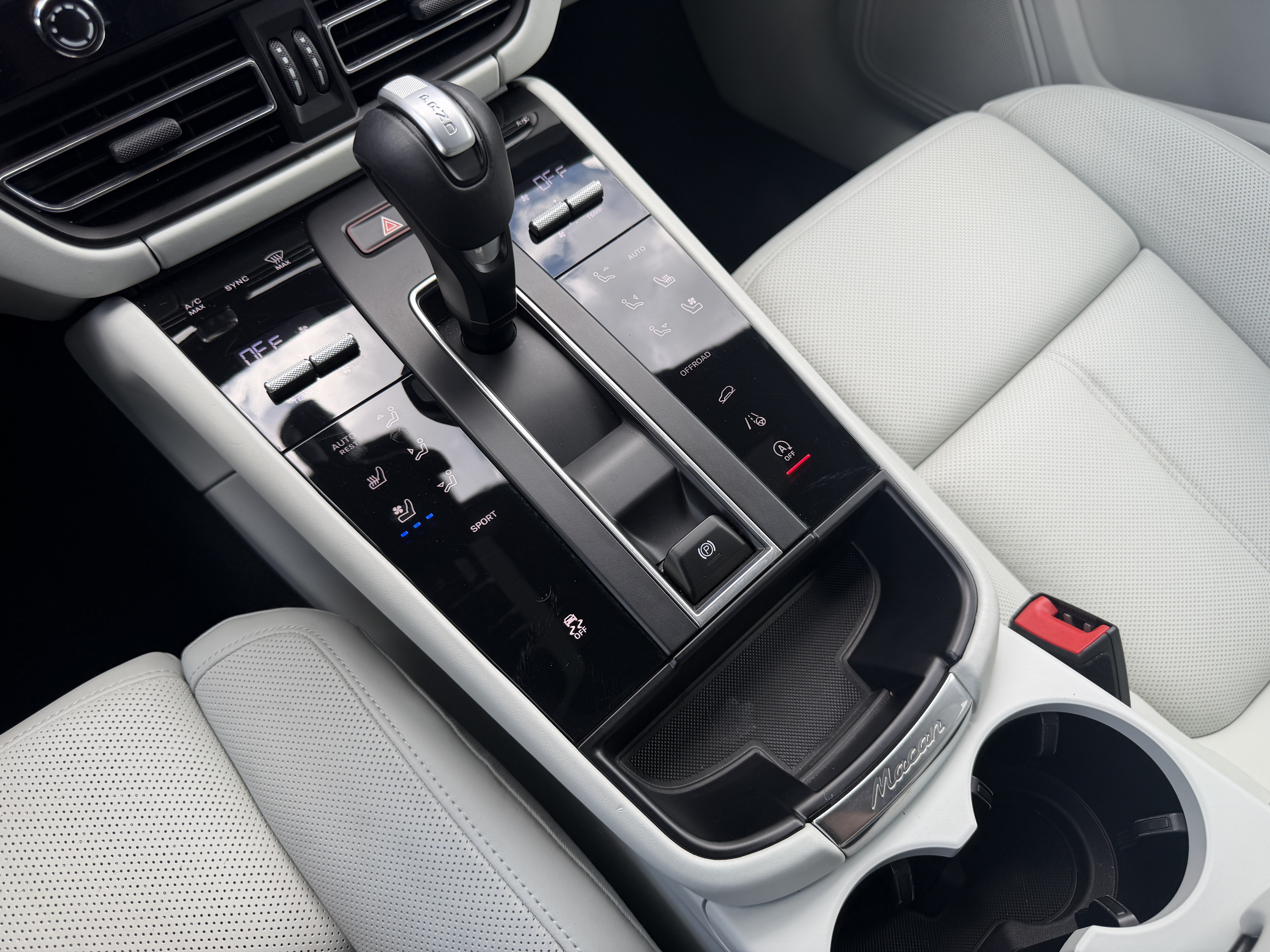 Certified 2024 Porsche Macan AWD/4WD image 31