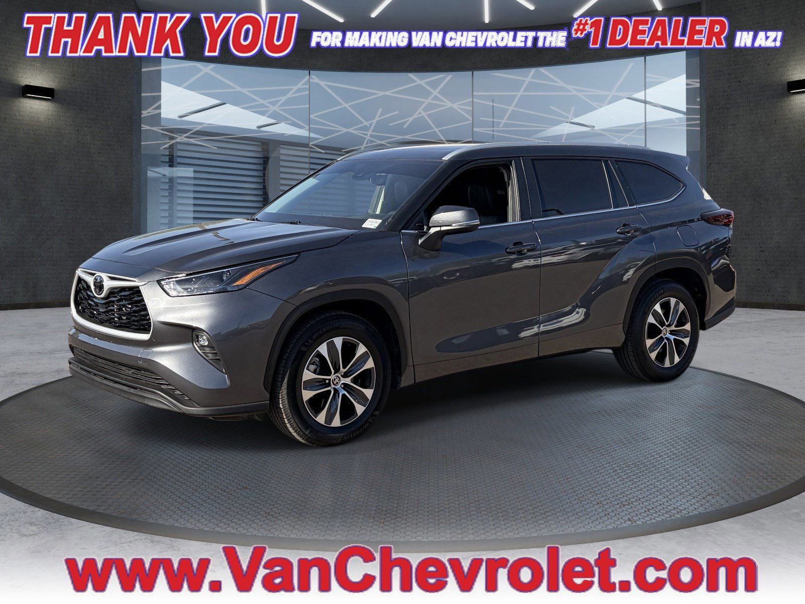 Used 2025 Toyota Highlander XLE FWD image 1