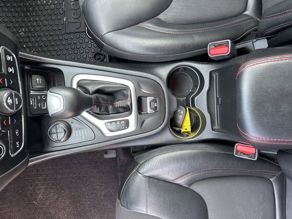 Used 2018 Jeep Cherokee Trailhawk w/ Cold Weather Group image 31