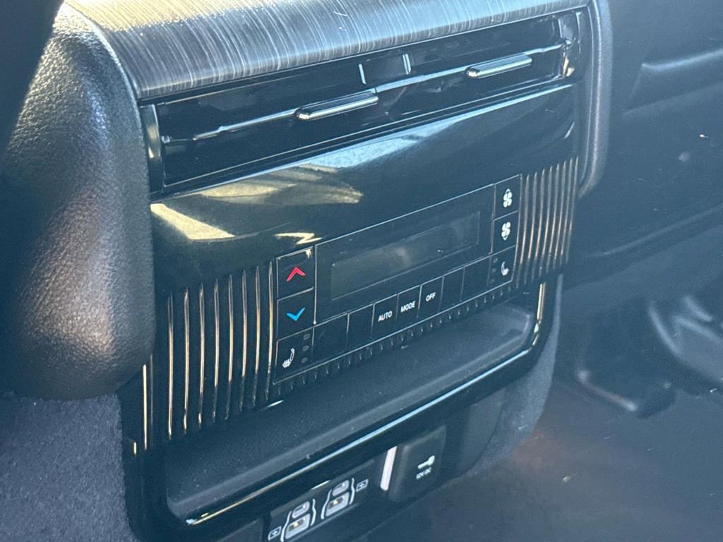 Used 2024 Jeep Wagoneer L Series II w/ Flexible Seating Group RWD image 19