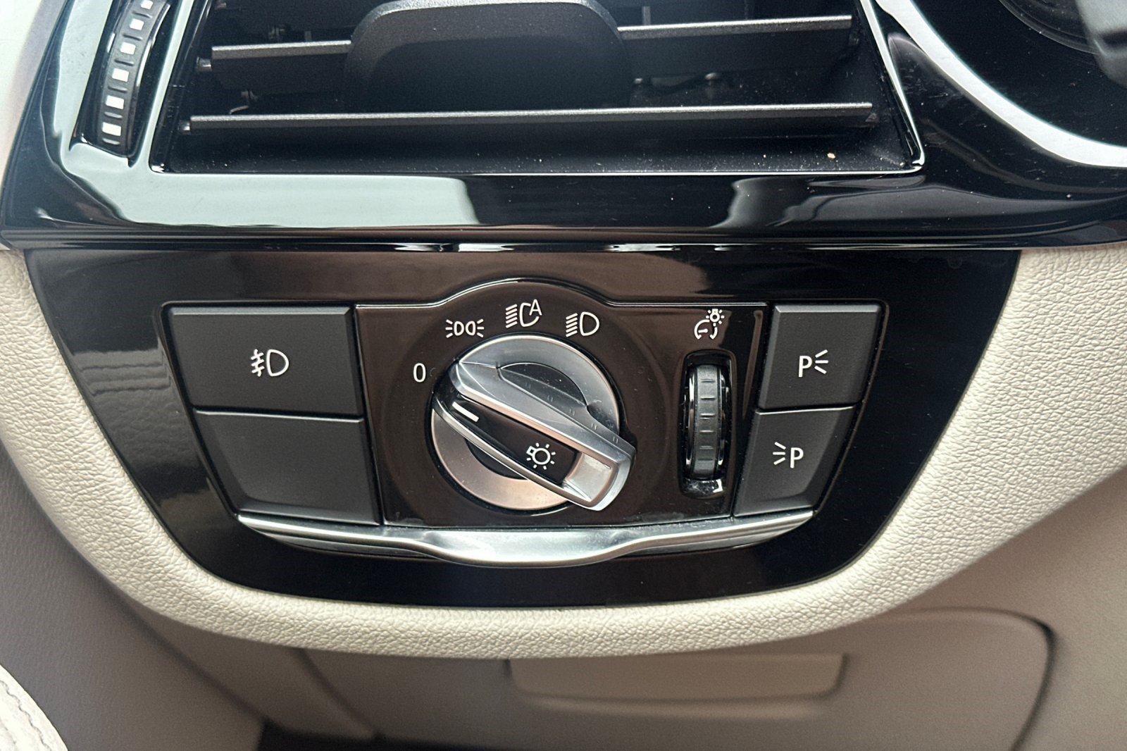 Used 2018 BMW 530e RWD image 36