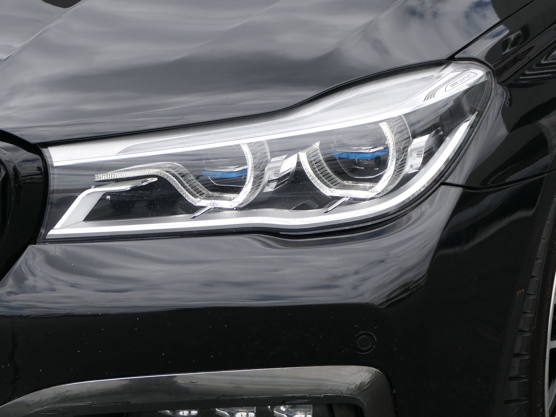 Used 2019 BMW 740i w/ M Sport Package RWD image 9