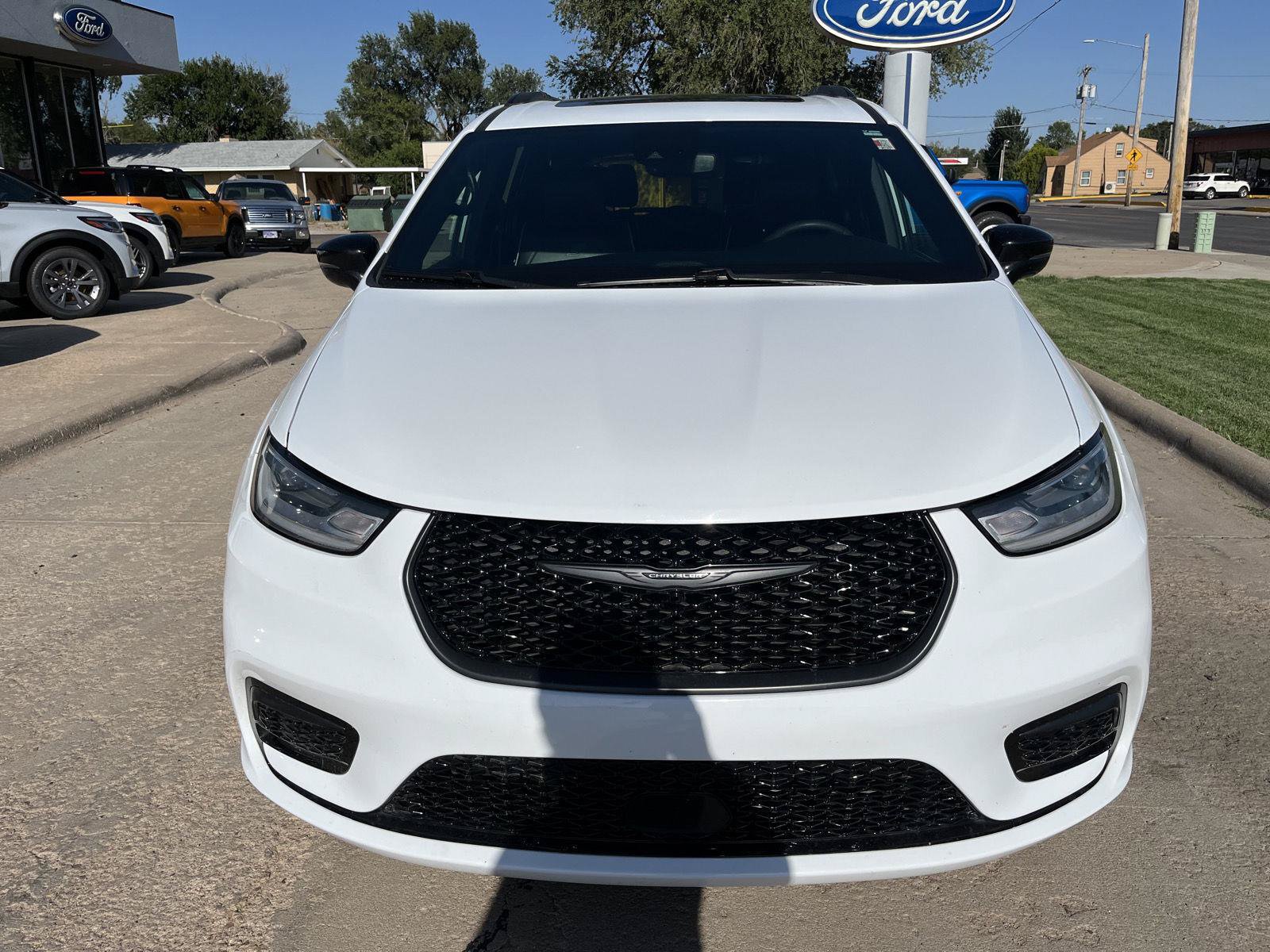 Used 2025 Chrysler Pacifica Limited FWD image 3