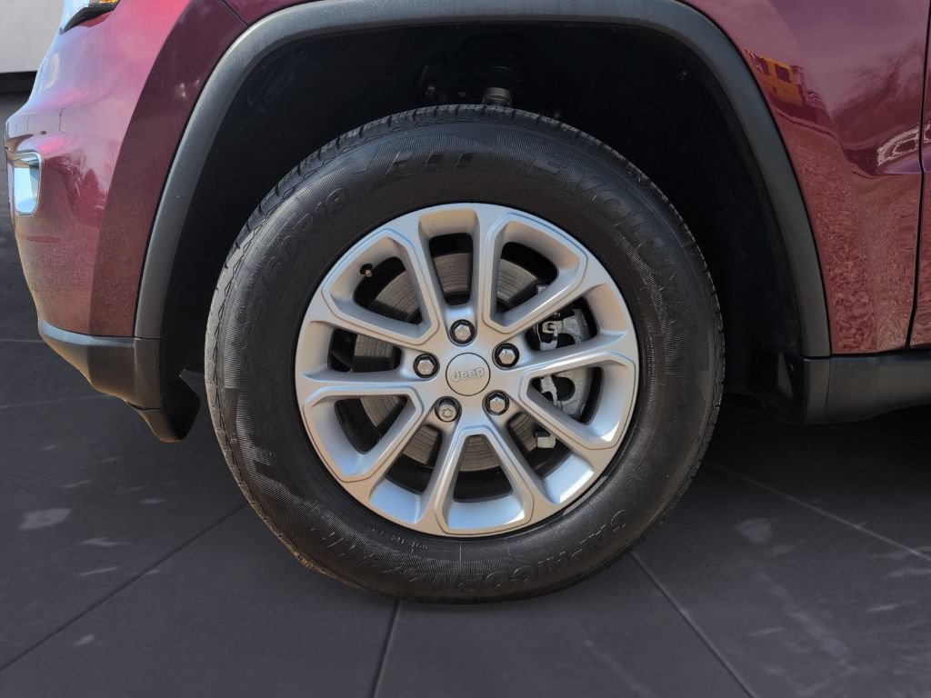 Used 2021 Jeep Grand Cherokee Laredo AWD/4WD image 24
