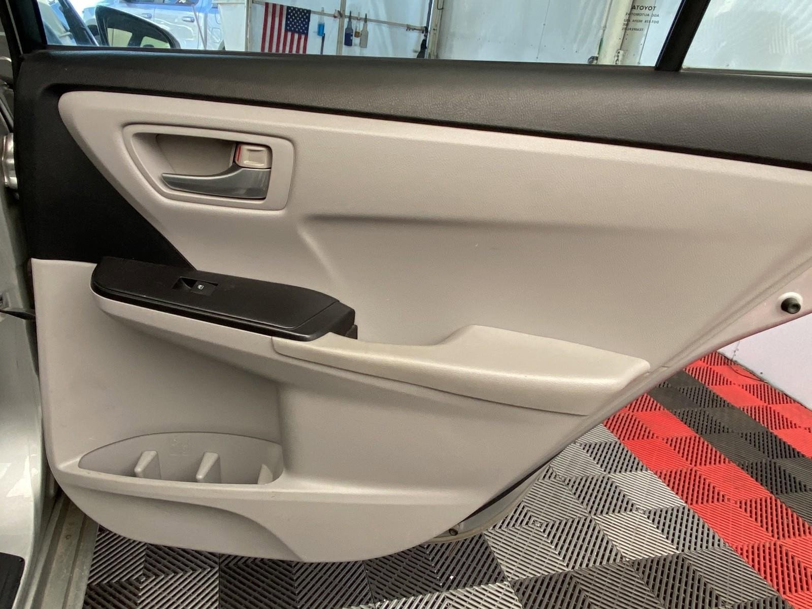 Used 2015 Toyota Camry LE FWD image 10