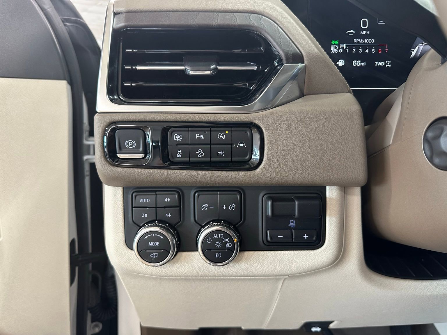 Used 2025 GMC Yukon XL Denali w/ Denali Reserve Package image 23