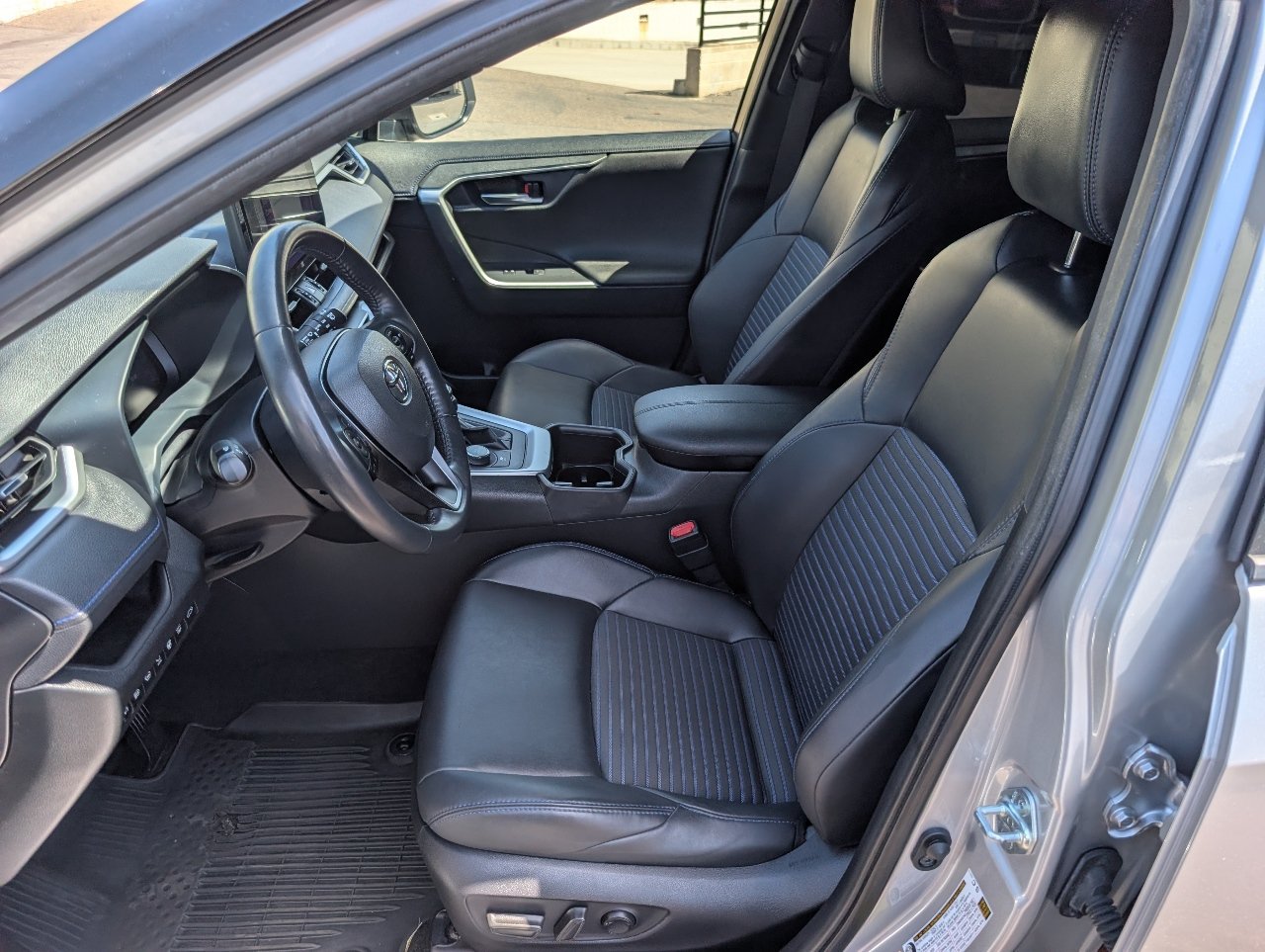 Used 2023 Toyota RAV4 XSE AWD/4WD image 2