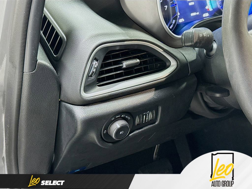 Used 2025 Chrysler Pacifica Select FWD image 13