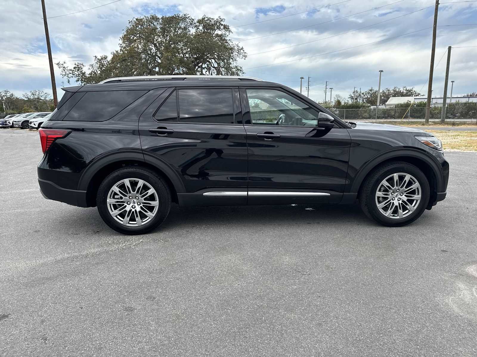 Used 2025 Ford Explorer Platinum RWD image 7