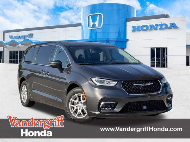 Used 2023 Chrysler Pacifica Touring-L