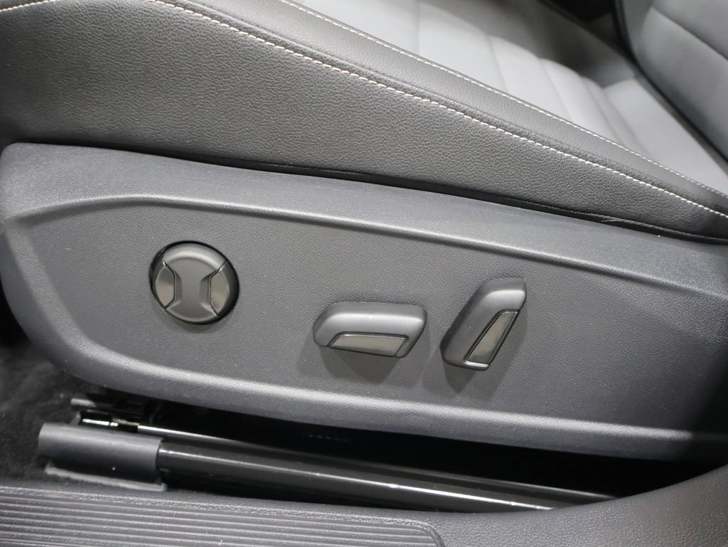 Used 2025 Volkswagen Jetta SE FWD image 13