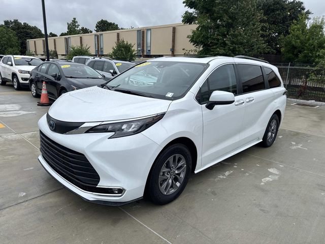 Used 2024 Toyota Sienna XLE FWD image 3