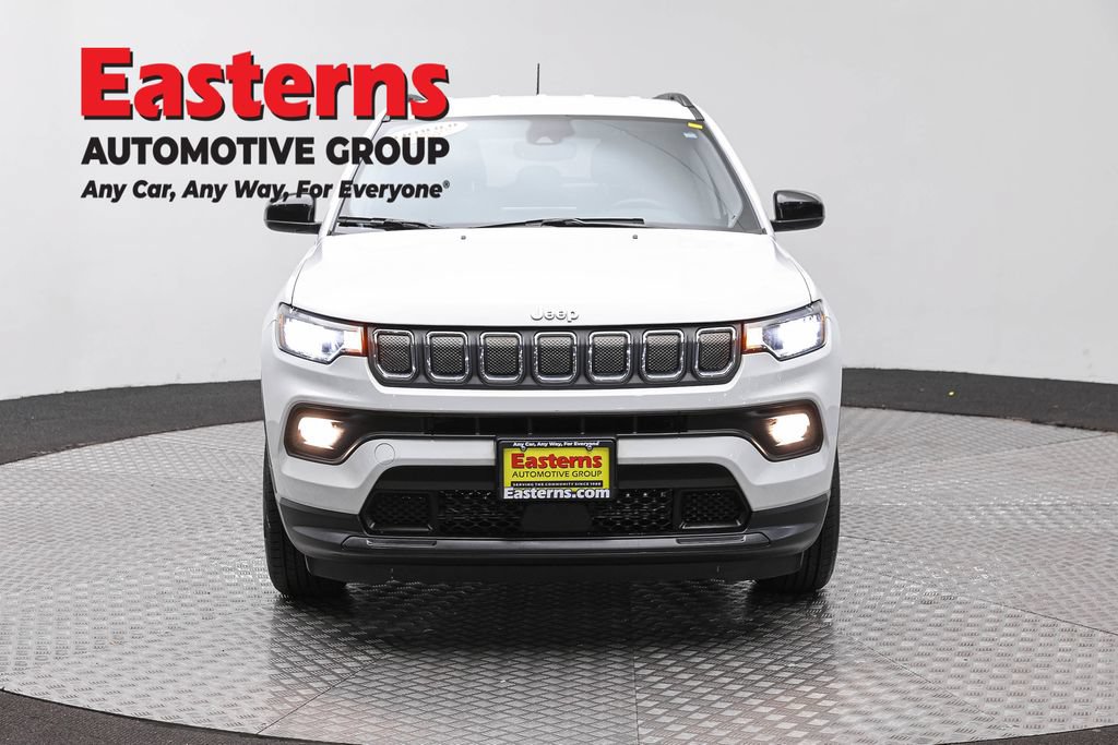 Used 2022 Jeep Compass Latitude w/ Convenience Group AWD/4WD image 2