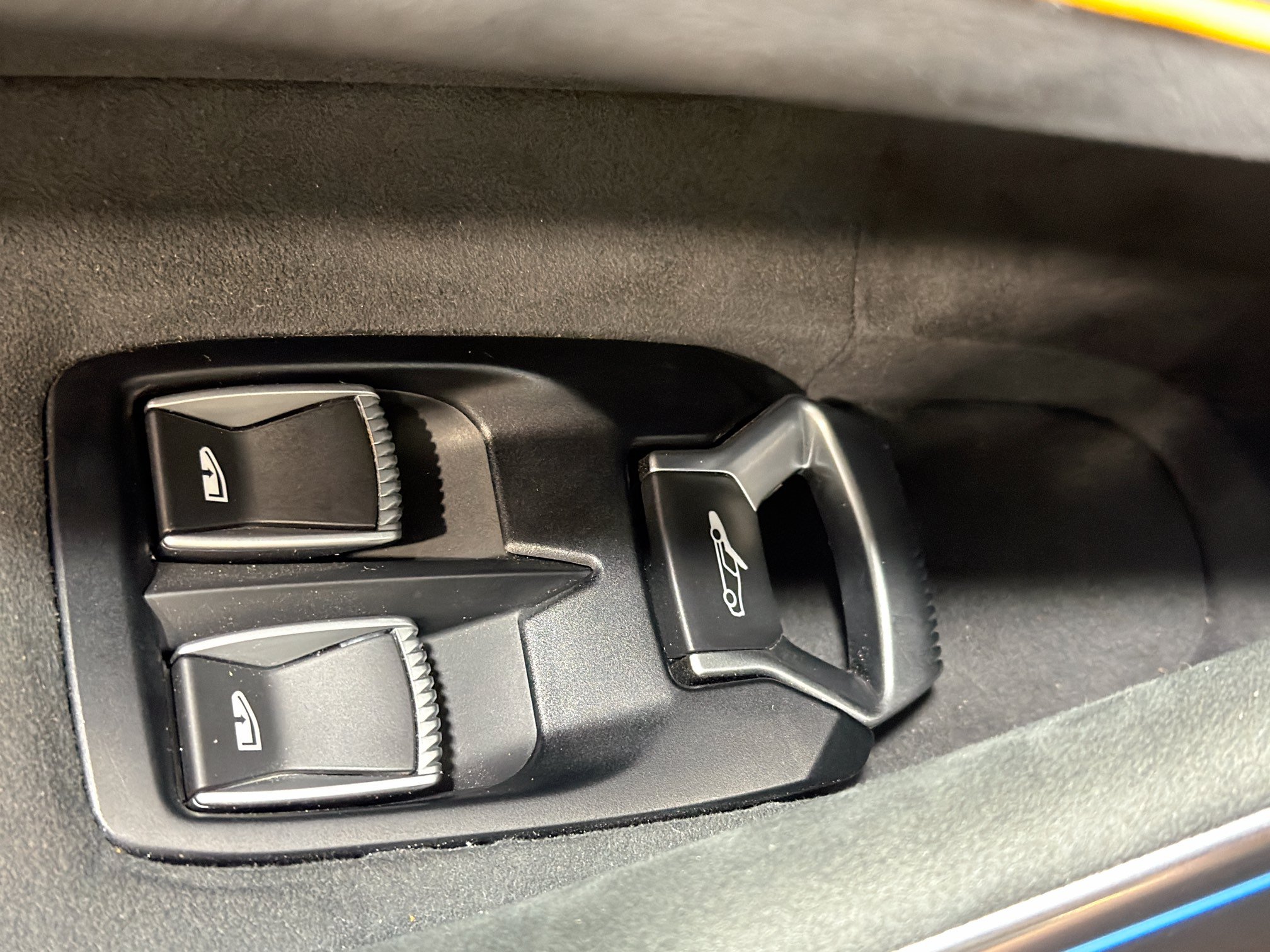 Used 2023 McLaren Artura RWD image 20