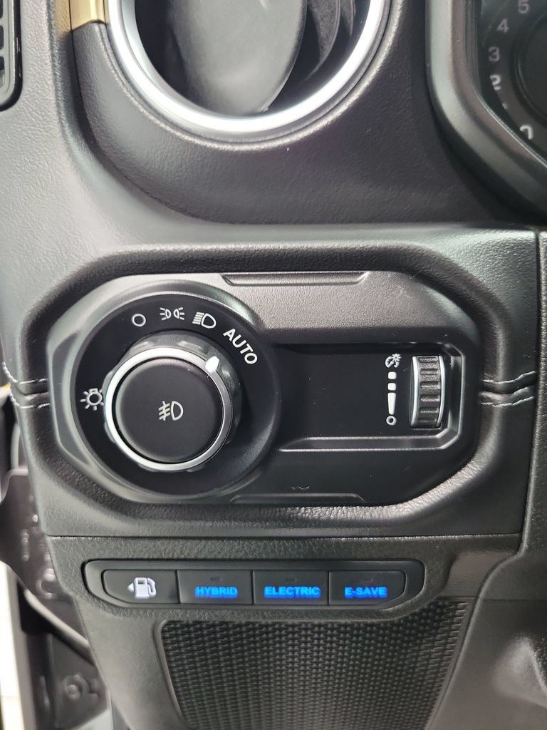 Used 2024 Jeep Wrangler Unlimited Sahara AWD/4WD image 34