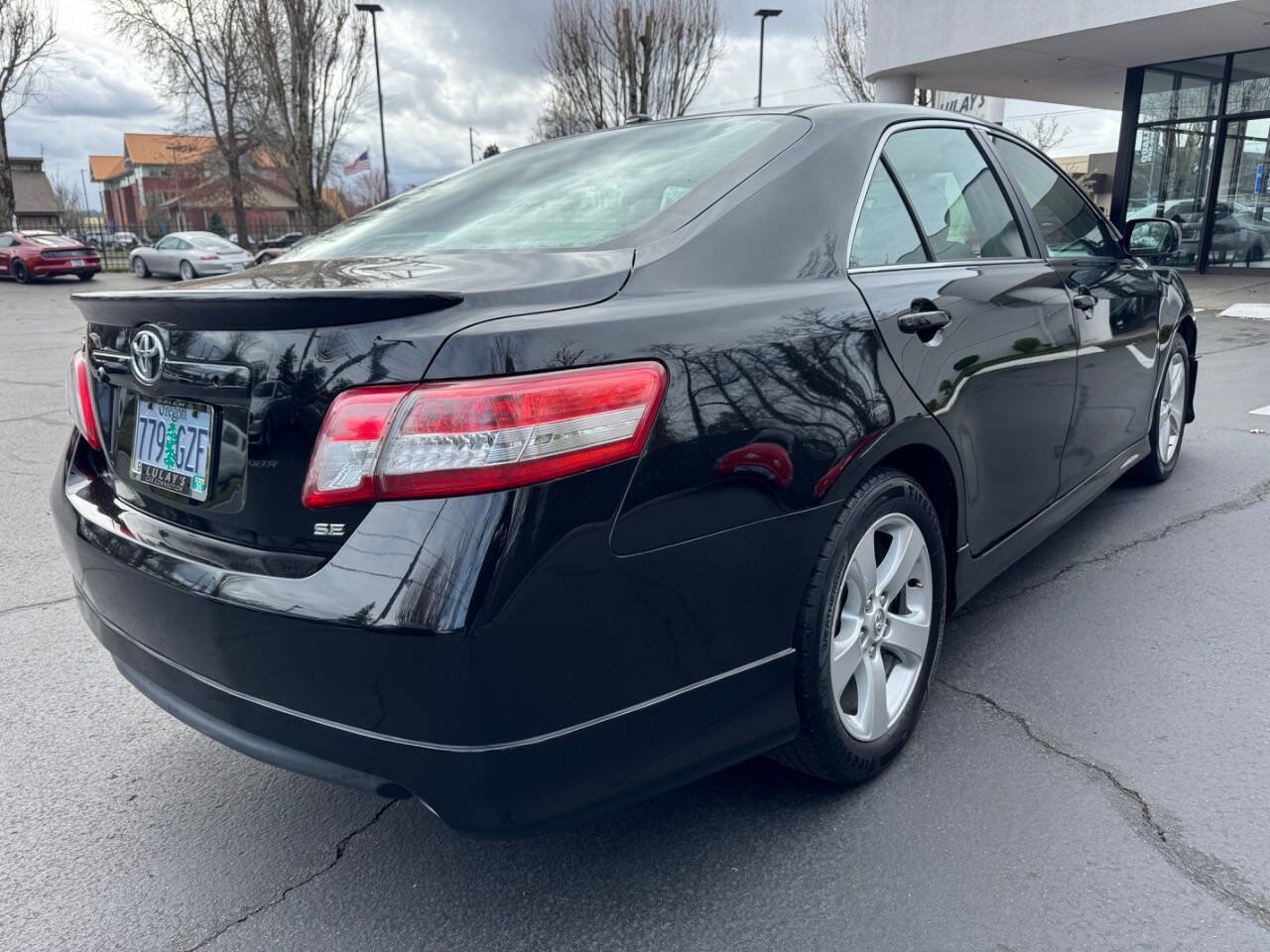 Used 2011 Toyota Camry SE w/ SE/XLE Extra-Value Pkg image 5