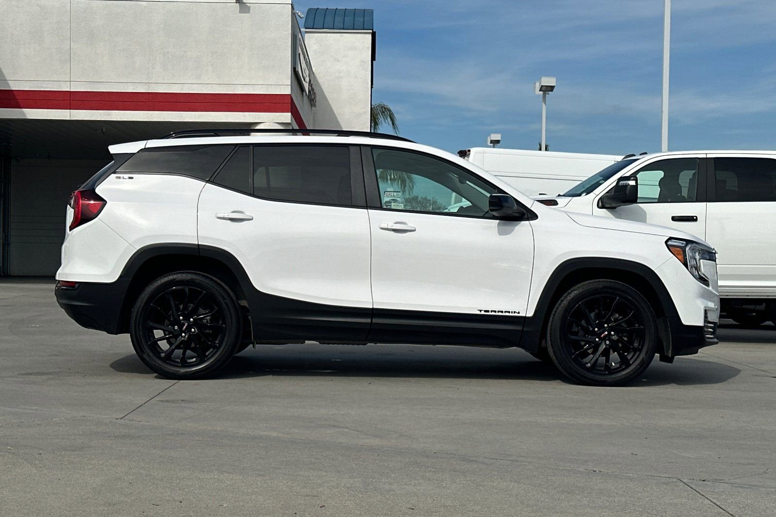 Used 2024 GMC Terrain SLE w/ Elevation Edition image 7