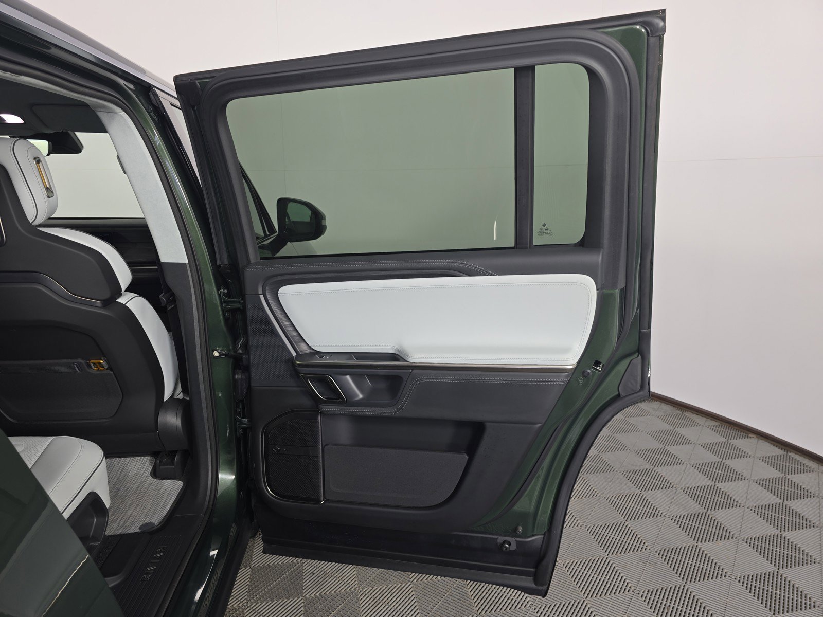 Used 2023 Rivian R1S Adventure AWD/4WD image 19